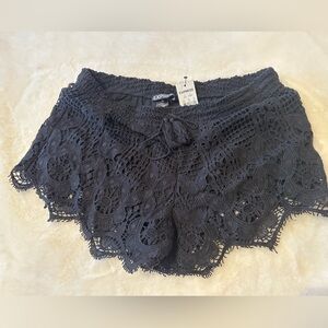Express Women’s shorts black size XS NWT